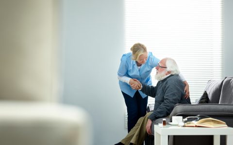 Soutien à domicile : une politique prometteuse, le succès dépend de l’application