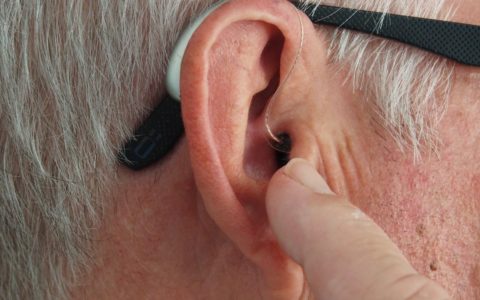 Une oreille sur deux : le coût du silence